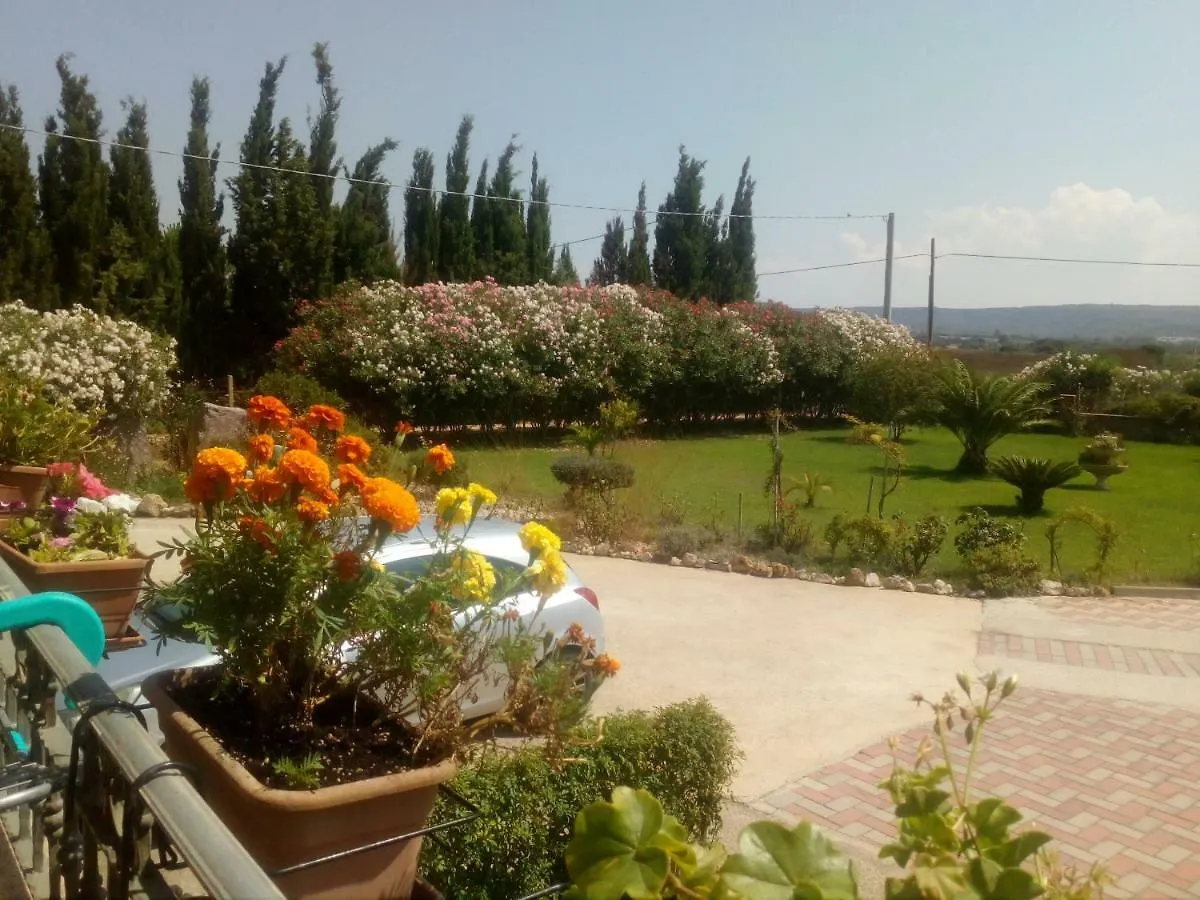 Il Giardino Delle Rose A Lejlighed Olmedo 0*,  Italien
